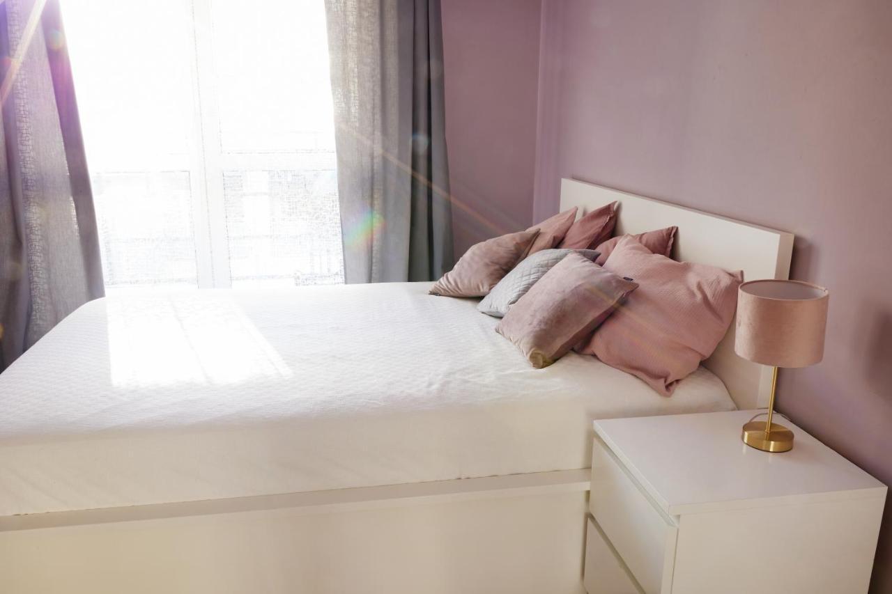- Parking, Quiet Neighbourhood - By Rentujemy Apartamento