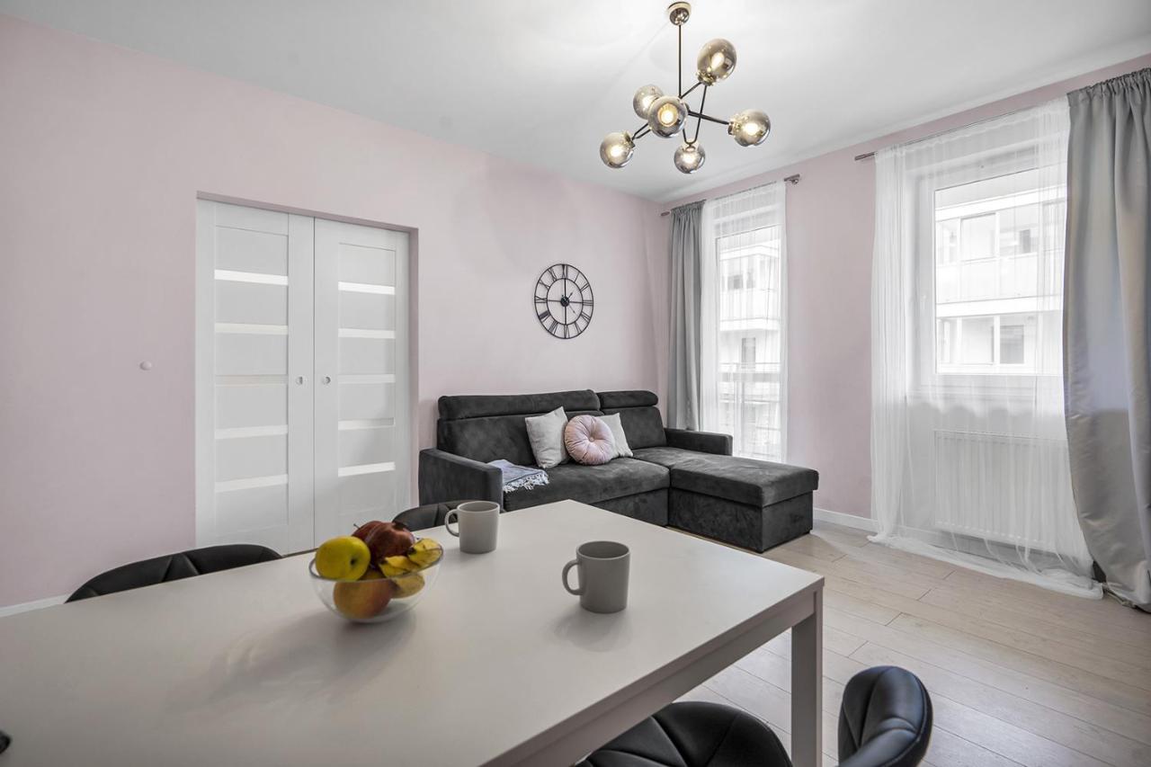 - Parking, Quiet Neighbourhood - By Rentujemy Apartamento
